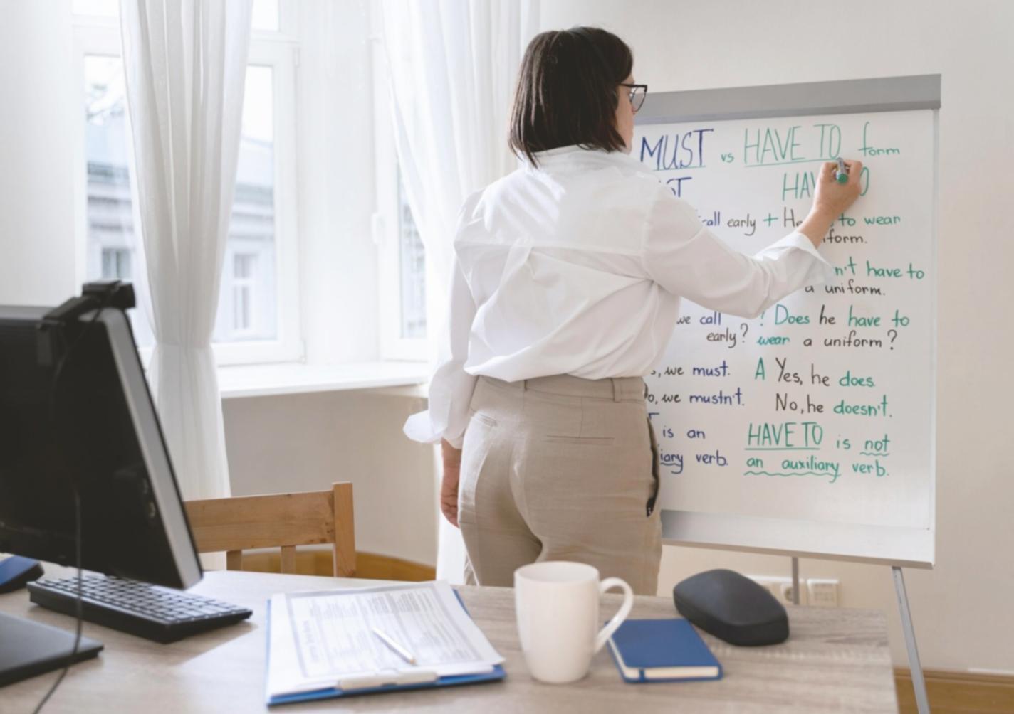 Ambiente di apprendimento pratico per lo styling maschile professionale